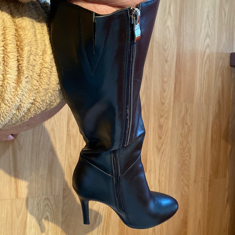 Size 4 black boots.  Zip up side